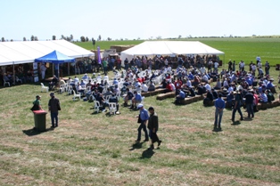 Lunch crowd begin to gather at Hart Field Day 2010